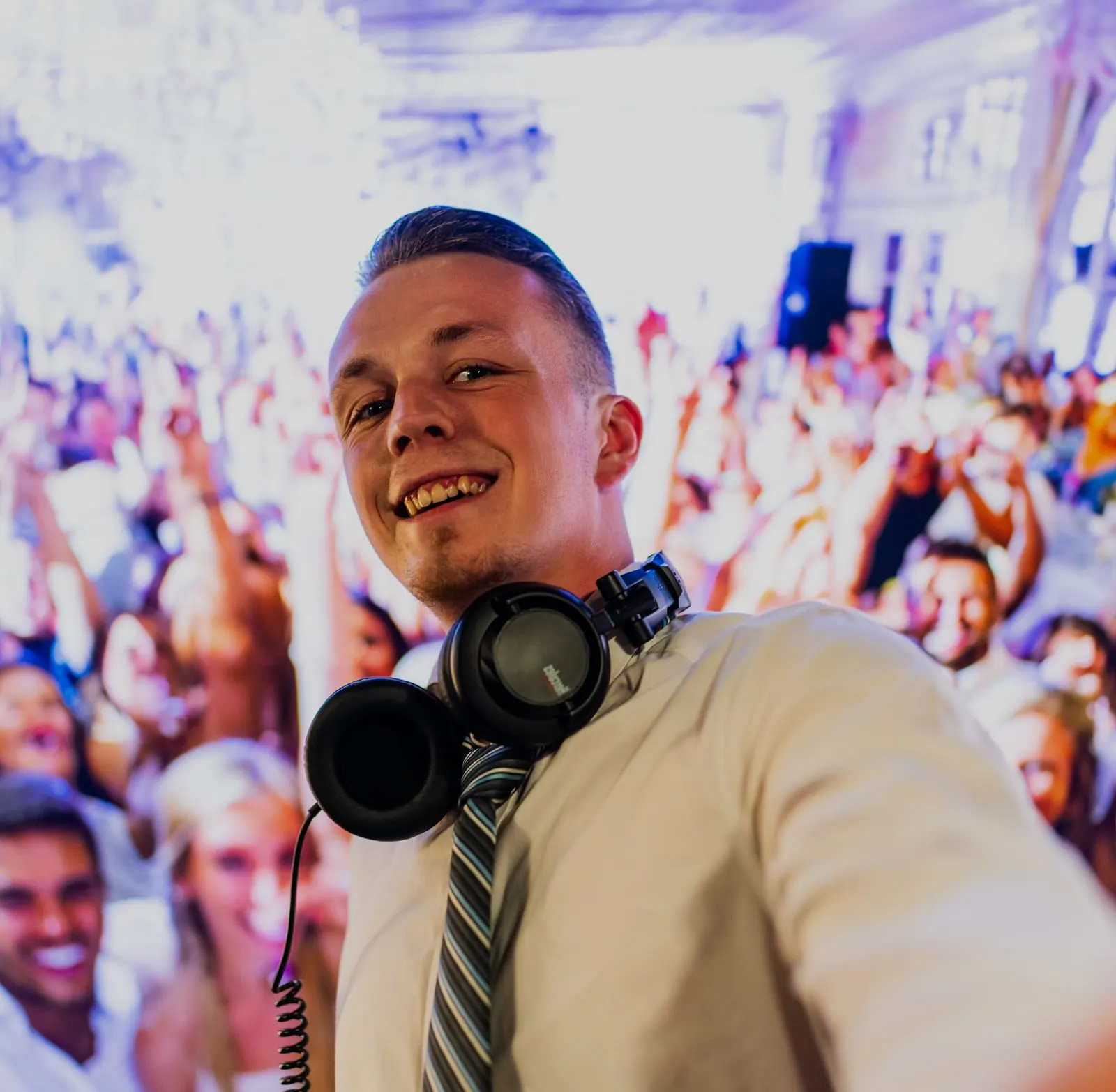 Hochzeits-DJ Nick Baumgarten macht ein Selfie mit der feiernden Hochzeitsgesellschaft